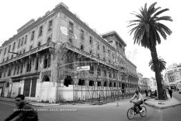 Image du Maroc Professionnelle de  Le boulevard Mohammed V (ex la gare). A droite le marché central de Casablanca figé depuis les années 30, il dispose de 3 entrées faisant face à l'hôtel Lincoln (immeuble Bossonneau) un des premiers bâtiment de 4 niveaux du boulevard de la gare (actuel boulevard Mohammed V) est abandonné aux intempéries depuis plusieurs années, un échafaudage est en cours d'installation contre la façade. Petit à petit L’hôtel Lincoln quitte ce monde. Construit par des matériaux poreux et sans étanchéité au début du 20e siècle. Déjà en 1989 suite aux accidents qui ont causé des morts et plusieurs blessés, le bâtiment a été vidé avec cessation de toute activités des commerces et cafés. Dimanche 11 Février 2007. (Photo / Abdeljalil Bounhar) 